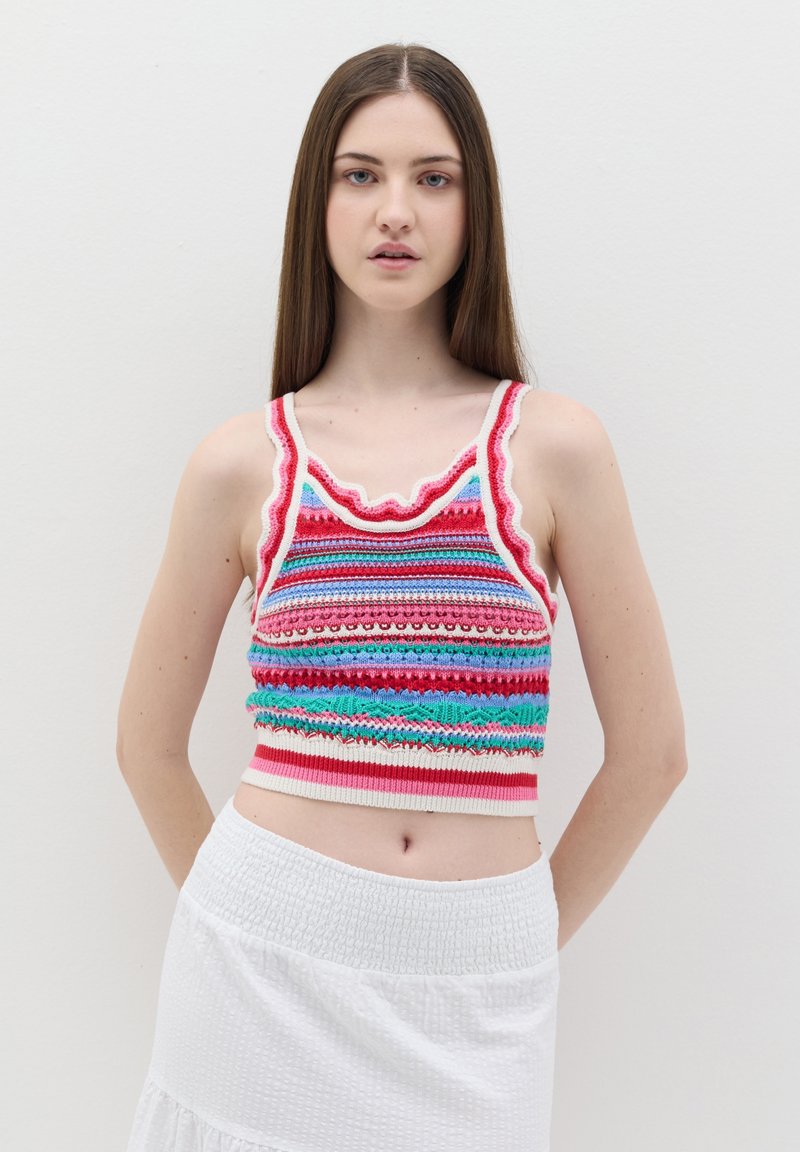 Top corto lavorato a maglia con strisce orizzontali multicolori, bordo a scallop e un design texturizzato in tonalità di rosa, blu e verde.
