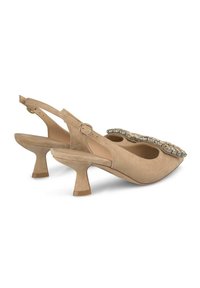Scarpe slingback beige in suede con tacco basso e affusolato, decorate con un'accenno di strass sulla zona delle dita.