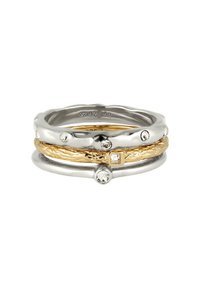 Drei gestapelte Ringe sind zu sehen: ein glatter Silberring, ein strukturierten Goldring mit einem quadratischen Detail und ein Ring, der mit klaren Steinen verziert ist.