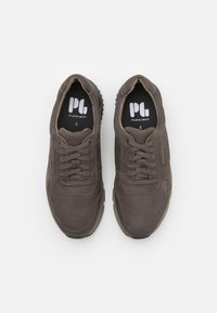 Braune Ledersneaker mit strukturiertem Finish, runder Zehenpartie, Schnürdesign und Gummisohlen mit einem Profilmuster.