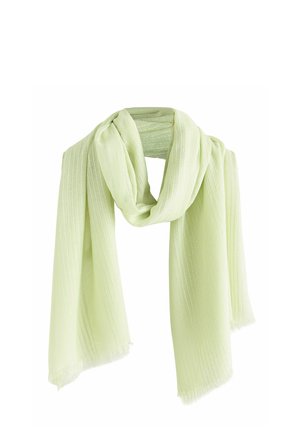 Écharpe en tricot vert clair avec de subtiles rayures verticales, drapée et pliée lâchement, texture douce et bords frangés.