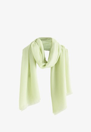 Világoszöld kötött sál finom függőleges csíkokkal, lazán lelógatva és hajtogatva, puha textúrával és rojtos széllel.