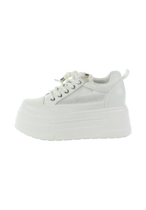 Biały sneaker na platformie z grubą podeszwą, siateczkowymi panelami bocznymi, sznurowanym przodem i ozdobnymi koralikami na sznurowadłach, widziany z boku.