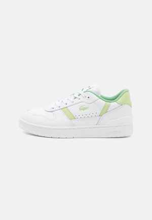 Baskets basses blanches avec des accents vert clair, lacets, col rembourré et panneau latéral perforé avec un logo crocodile vert.