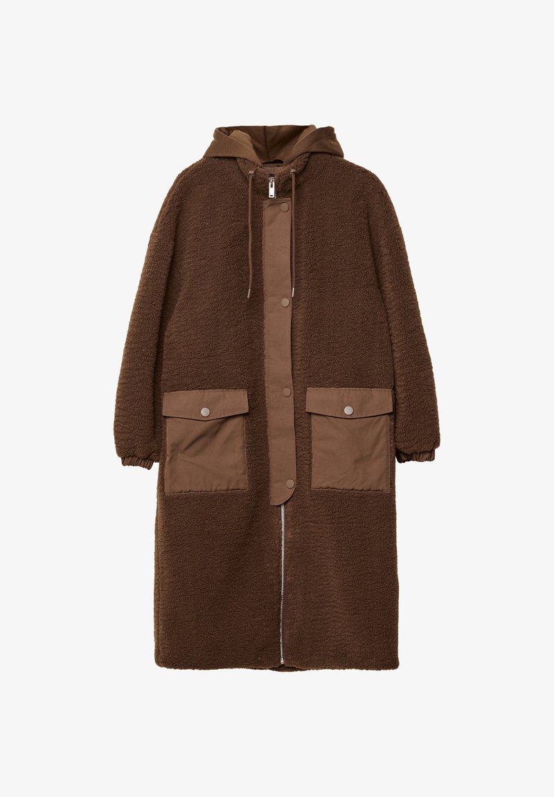 Hnědý fleecový kabát s kapucí, se zipem vpředu, patentkami, dvěma velkými předními kapsami a elastickými manžetami. Měkká textura a oversized design.
