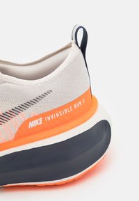 Nike Performance INVINCIBLE 3 - Tekaški copati za cesto - orange, blue