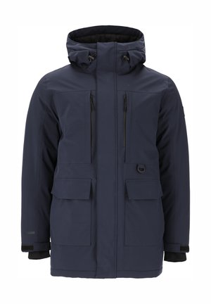 Tummansininen säänkestävä parka, jossa on huppu, kaksi rintataskun vetoketjua ja kaksi suurta etutaskua. Varustettu säädettävillä hihansuilla ja keskipitkällä leikkauksella.