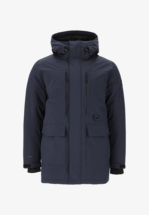 Tummansininen säänkestävä parka, jossa on huppu, kaksi rintataskun vetoketjua ja kaksi suurta etutaskua. Varustettu säädettävillä hihansuilla ja keskipitkällä leikkauksella.