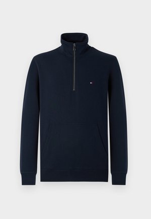 Pullover blu navy a manica lunga con zip al quarto, collo alto, tasca frontale a marsupio e piccolo logo rettangolare sul petto sinistro.
