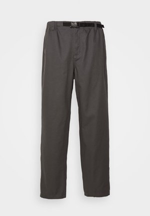 Dunkelgraue gerade geschnittene Hose mit elastischem Bund und schwarzem verstellbarem Gürtel, flach auf weißem Hintergrund präsentiert.