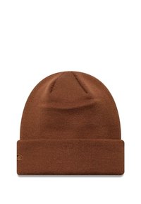 Cappello di maglia marrone con risvolto, presenta una texture a coste e una parte superiore arrotondata. Logo discreto mostrato sul risvolto.