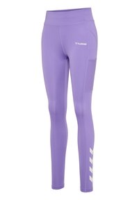 Fioletowe legginsy sportowe z wysokim stanem, boczną kieszenią i białymi akcentami w kształcie chevronu na dolnej części nogawki. Wykonane z elastycznego materiału.