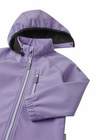 Veste imperméable violette avec capuche, fermeture éclair à l'avant et poignets élastiques. Comprend des poches latérales et des accents gris sur les manches.