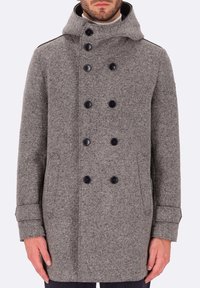 Cappotto grigio in lana con design doppiopetto, grandi bottoni neri e cappuccio. Presenta tasche laterali e una finitura testurizzata.