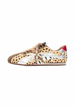 Sneaker med leopardprint, sølv- og hvid detaljer, brune snørebånd og en dekorativ vedhæng med perler og perler i form af en guldsmede.