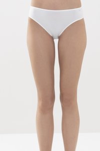 Weiße Baumwoll-Hipster-Unterwäsche mit glatter Oberfläche und breitem elastischen Bund, die über minimale Näht und keine sichtbaren Muster verfügt.
