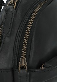 Borsa a tracolla in pelle nera con zip in ottone a finitura testurizzata, cuciture visibili e design liscio e sagomato.