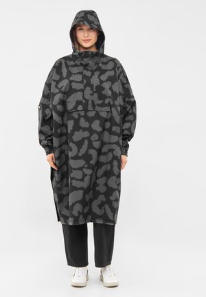 Poncho da pioggia nero con motivo astratto grigio, dotato di cappuccio, tasca frontale e polsini elasticizzati. Realizzato in materiale leggero e impermeabile.