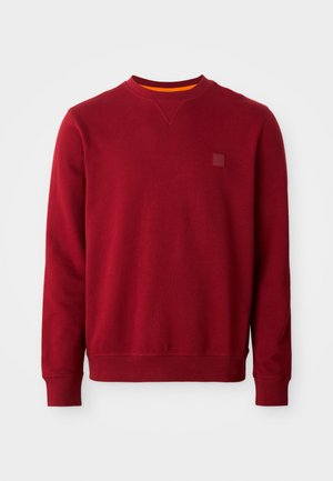 Červená mikina vyrobená z jemné tkaniny, s kulatým výstřihem, žebrovanými manžetami a čtvercovou logem na levé straně hrudi.