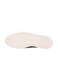 Suela de zapato con un exterior de goma blanca lisa, que presenta un patrón texturizado para mayor agarre y un diseño de bordes redondeados.