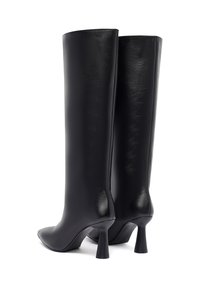 Zwarte leren hoge laarzen met een puntige neus en een stiletto hak. Glad oppervlak met een glanzende afwerking. Slank, aansluitend ontwerp.