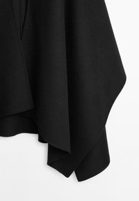 Černý vlněný pončo s volným designem, s vrstveným lemem a hladkou texturou. Žádné viditelné zapínání ani ozdoby.