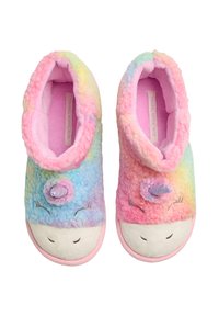 Zapatillas de felpa coloridas con un degradado de rosa, azul y amarillo. Presentan un diseño de unicornio, forro interior suave y punta redondeada.