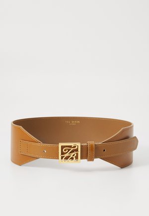 Tan leren riem met een breed ontwerp, voorzien van een vierkante gouden gesp met reliëfletters. Soepele textuur en minimale stikseldetails.