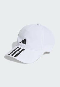 Cappellino da baseball bianco in tessuto con visiera curva, motivo a tre strisce nere sul davanti e un logo sul lato.