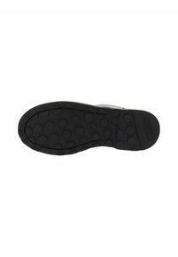 Suela de zapato de goma negra con un patrón de relieve hexagonal y el nombre de la marca "Lizard" grabado cerca del área del talón, vista desde abajo.