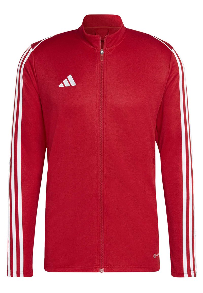 Chaqueta deportiva roja hecha de una tela suave; cuenta con un cierre completo, dos rayas blancas en cada manga y un pequeño logotipo blanco en el pecho.