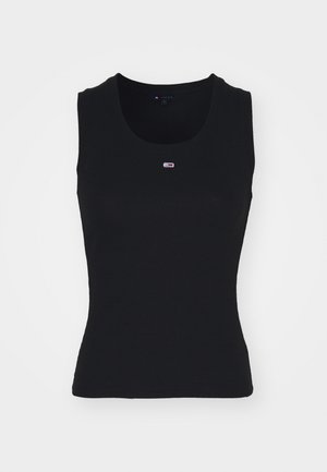 Svart ermeløs ribbet tanktopp med rund hals og liten rektangulær rød, hvit og blå logo sentrert under halsen.