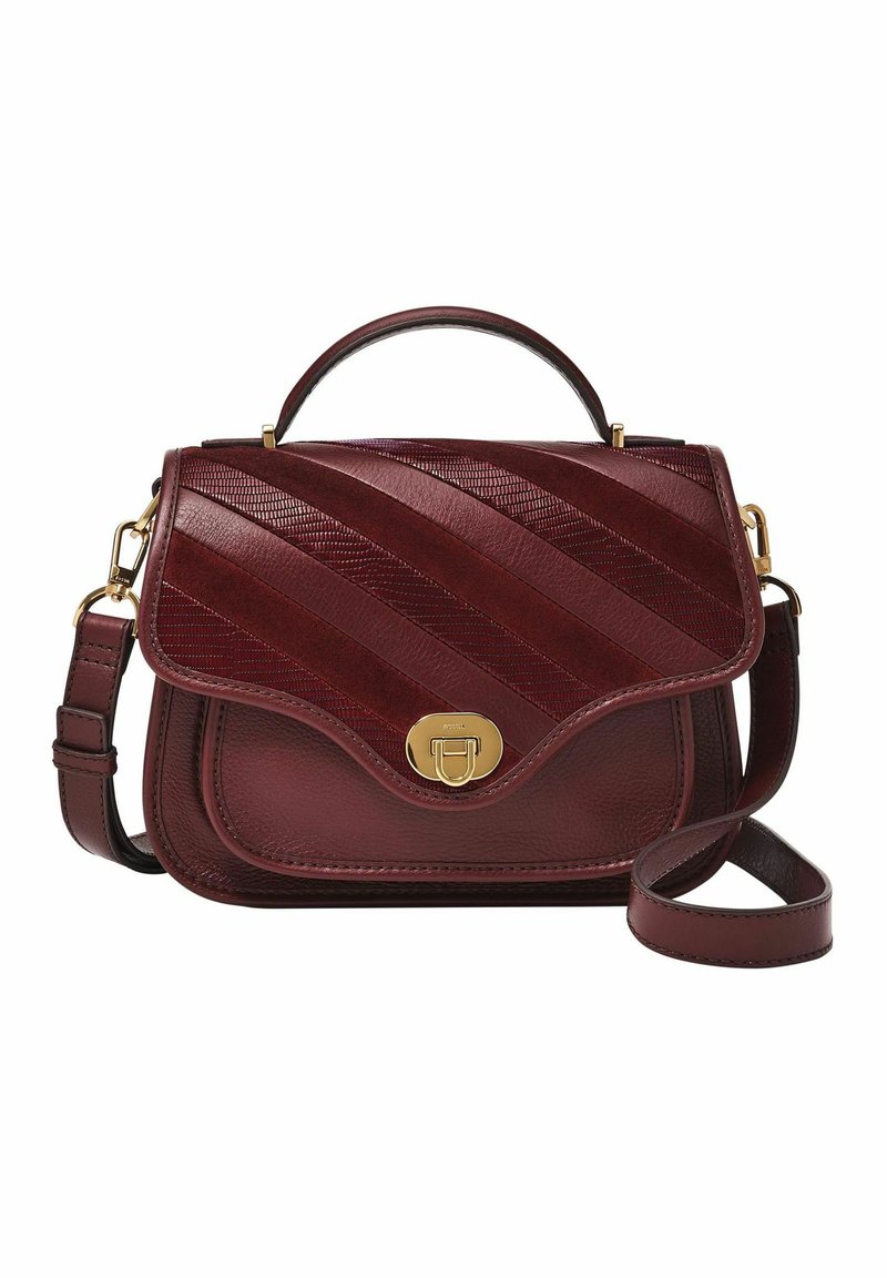 Sac à main en cuir bordeaux avec texture en rayures diagonales, poignée supérieure, fermeture en métal doré et bandoulière amovible.