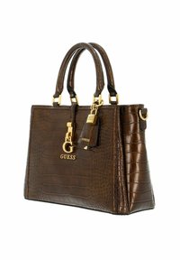 Sac à main marron embossé crocodile avec ferrures dorées, double poignées et une étiquette de marque. Design rectangulaire avec une silhouette structurée.