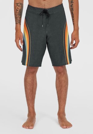 Dunkelgraue Schwimmshorts mit Regenbogenstreifen in Orange, Hellblau und Gelb. Mit einem Kordelzugbund und glatter Textur.