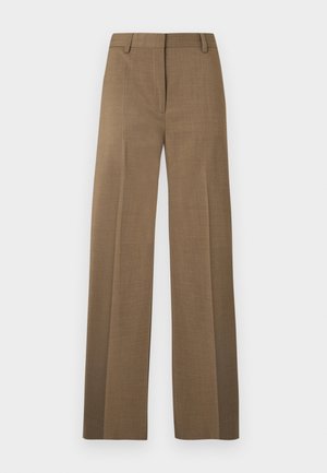 Pantaloni maro, croiți, cu picior drept, cu găici pentru curea și pliuri frontale pe fundal gri deschis.