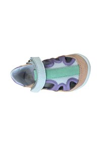 Sandalia infantil que combina suave ante y malla en tonos morados claros, verdes, rosados y azules, con una correa ajustable de Velcro.