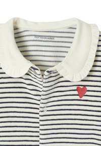 Weiß-blau gestreiftes Babyshirt mit gerafftem weißen Kragen und kleinem roten Herzen auf der linken Brust, vorne mit Knöpfen.