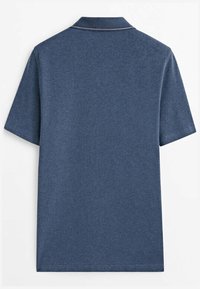 Polo à manches courtes en bleu marine, fabriqué en tissu texturé. Il présente un col classique et une couture contrastante le long du bord du col.