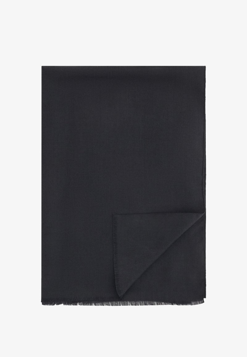 Écharpe en tissu rectangulaire noir avec un petit coin plié et des franges courtes le long du bord inférieur sur fond blanc.