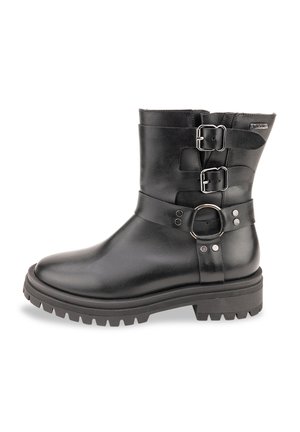 Stivale alla caviglia in pelle nera con due fibbie, punta rotonda, suola in gomma chunky e dettaglio hardware circolare sul lato.