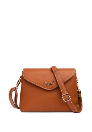 Braune Lederhandtasche mit strukturiertem Design, einem Klappdeckel und weißen Nähten. Verfügt über ein goldenes Akzentlogo und einen verstellbaren Tragegurt.