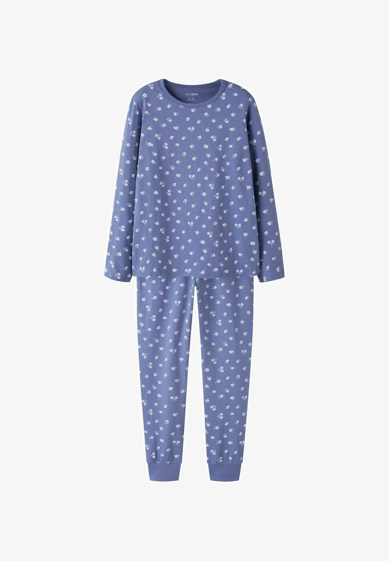 Ensemble de pyjama bleu deux pièces à manches longues avec petit imprimé de fleurs blanches, haut à col rond et poignets ajustés aux chevilles du pantalon.