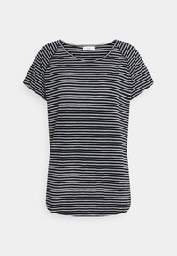 Randig T-shirt i marinblå och vit, kortärmad, rundad halsringning, mjukt bomullsmaterial, avslappnad passform, lätt böjd fåll.