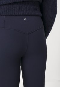 Athleta ELATION STRAIGHT LEG PANT - Verryttelyhousut - navy