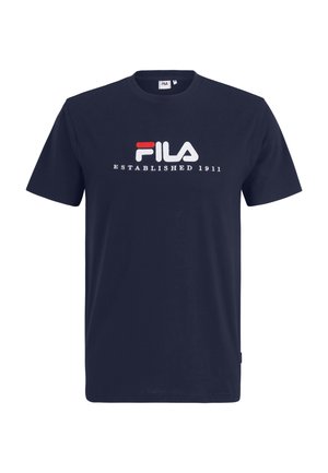 T-shirt in cotone blu navy con un logo bianco e rosso con il testo "FILA" e "ESTABLISHED 1911" stampato sul davanti. Maniche corte.