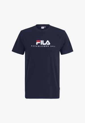 Camiseta de algodón azul marino con un logo en blanco y rojo que lleva impreso el texto "FILA" y "ESTABLECIDO EN 1911" en el frontal. Mangas cortas.