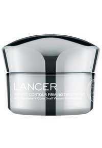 Lancer Instant Contour Firming Treatment in einem silbernen und schwarzen Glas. Verfügt über einen gebogenen Deckel, eine glatte Textur und eine auffällige Markenkennzeichnung auf der Vorderseite.