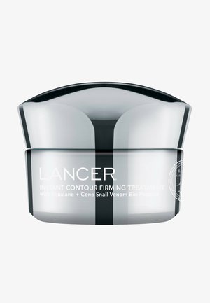 Lancer Instant Contour Firming Treatment in een zilveren en zwarte pot. Heeft een gebogen deksel, een soepele textuur en opvallende branding aan de voorkant.