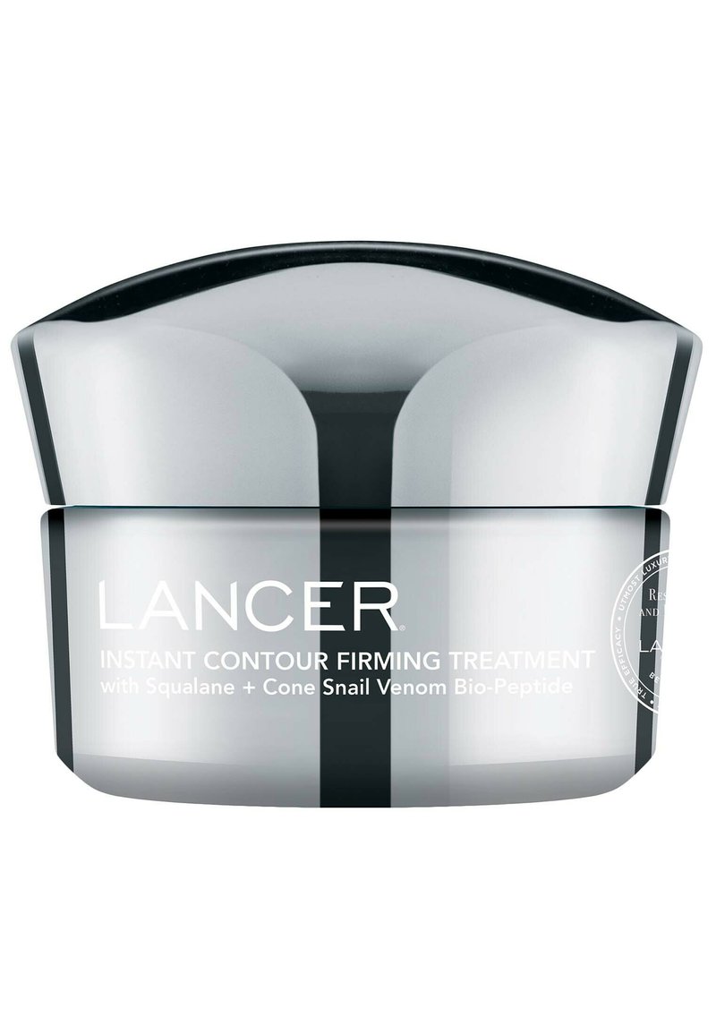 Lancer Instant Contour Firming Treatment in einem silbernen und schwarzen Glas. Verfügt über einen gebogenen Deckel, eine glatte Textur und eine auffällige Markenkennzeichnung auf der Vorderseite.